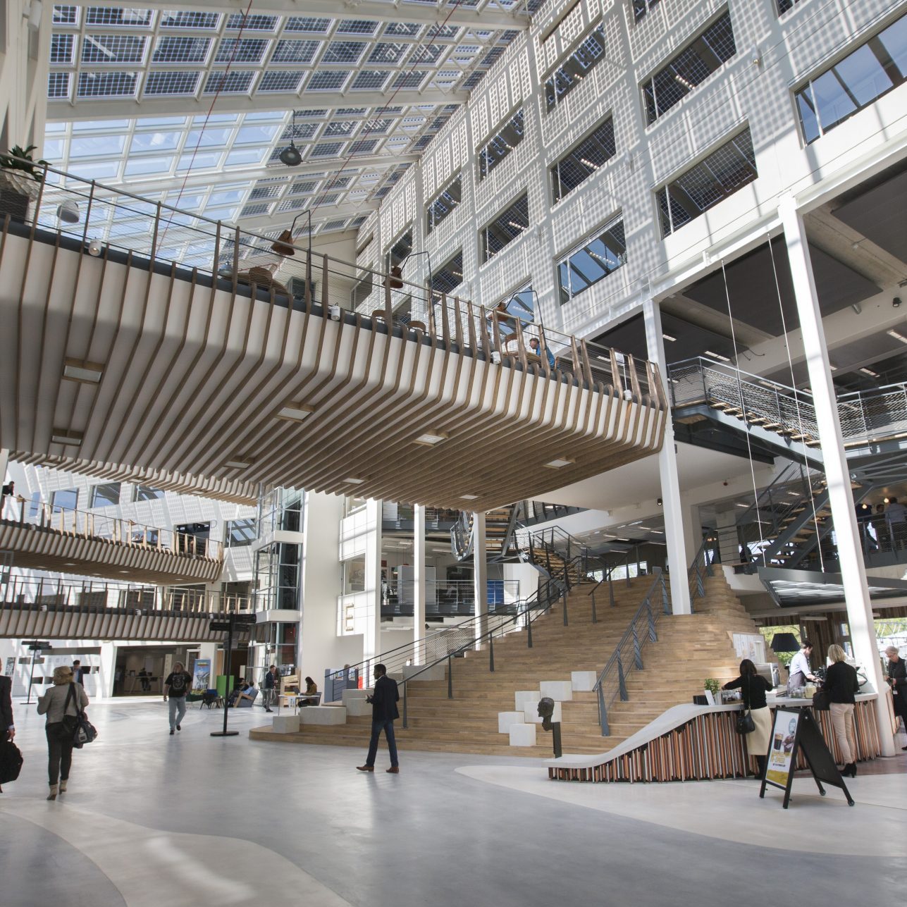 De binnenkant van een van de kantoren van Alliander.